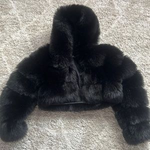 A cropped jacket very puffy So comfortable!The texture in the inside is Leather